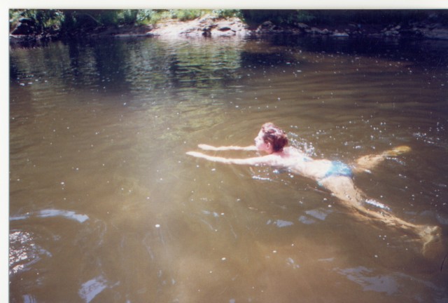 lapus iulie 2004 roxana inot la primul loc de baie 2.jpg